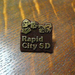 🇺🇲 Mount Rushmore Vintage Lapel Pin